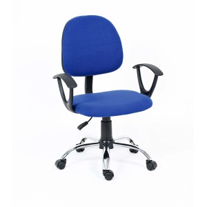 Sedia da ufficio blu con braccioli e ruote