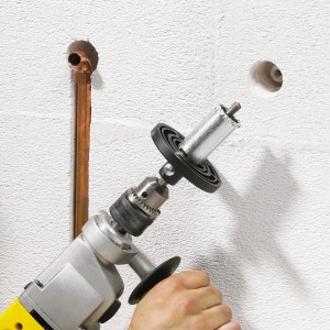 LUX HM-Bohrkrone 33 mm in uso su trapano, foratura di fori nel muro.