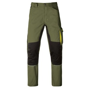Pantaloni da giardinaggio t.b.t. verdi con rinforzi neri sulle ginocchia e dettagli gialli.