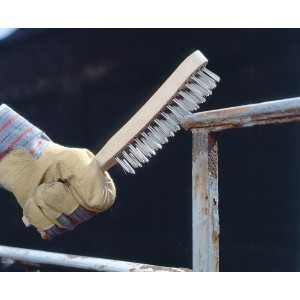 Mano che usa spazzola metallica LUX (4 file, inox) per rimuovere la ruggine dal metallo.