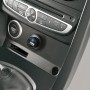 Caricatore USB per interni auto, inserito nel cruscotto.