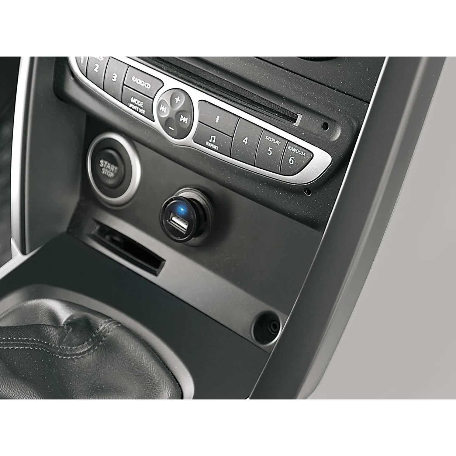 Caricatore USB per interni auto, inserito nel cruscotto.