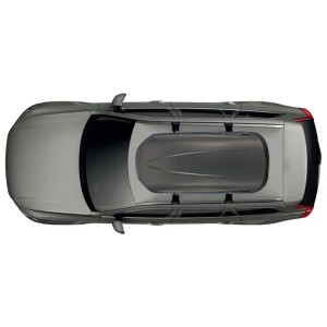 Auto grigia con box da tetto montato per il trasporto. Accessori per viaggio e trasporto.