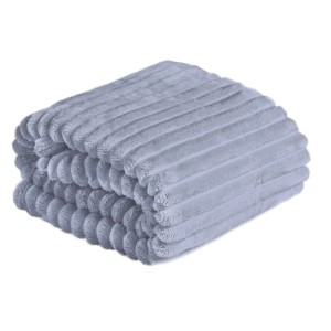 Coperta in pile a coste azzurra, piegata.