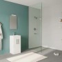 Bagno moderno con mobile lavabo bianco e doccia. Set di mobili bagno.