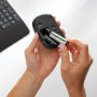 Inserimento di una batteria Energizer Power Plus AA in un mouse.