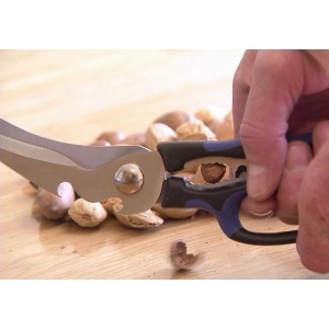 Forbici t.b.t. schiaccianoci in azione, che rompono le noci.
