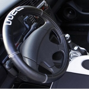 Volante nero con coprivolante per accessori interni auto.