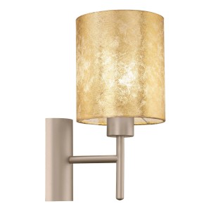 Applique moderna con paralume dorato per un'illuminazione d'atmosfera.