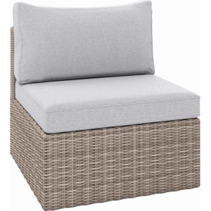 Poltrona lounge Olea in polyrattan color sabbia con cuscini grigio chiaro. Arredo giardino per relax.