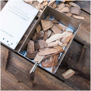 Trucioli di legno di melo Char-Broil in scatola affumicatore su legno per grigliare.