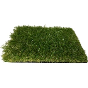 Erba sintetica verde di t.b.t. per giardino o balcone.