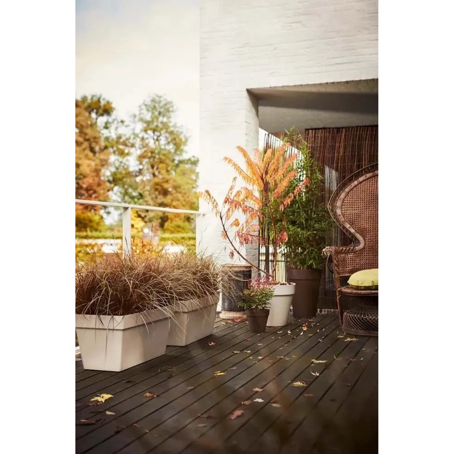 Vaso alto bianco Elho Loft Urban (Ø 42 cm) su una terrazza con piante.