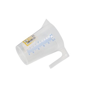 Misurino LUX trasparente da 500 ml in plastica con scala graduata e manico.