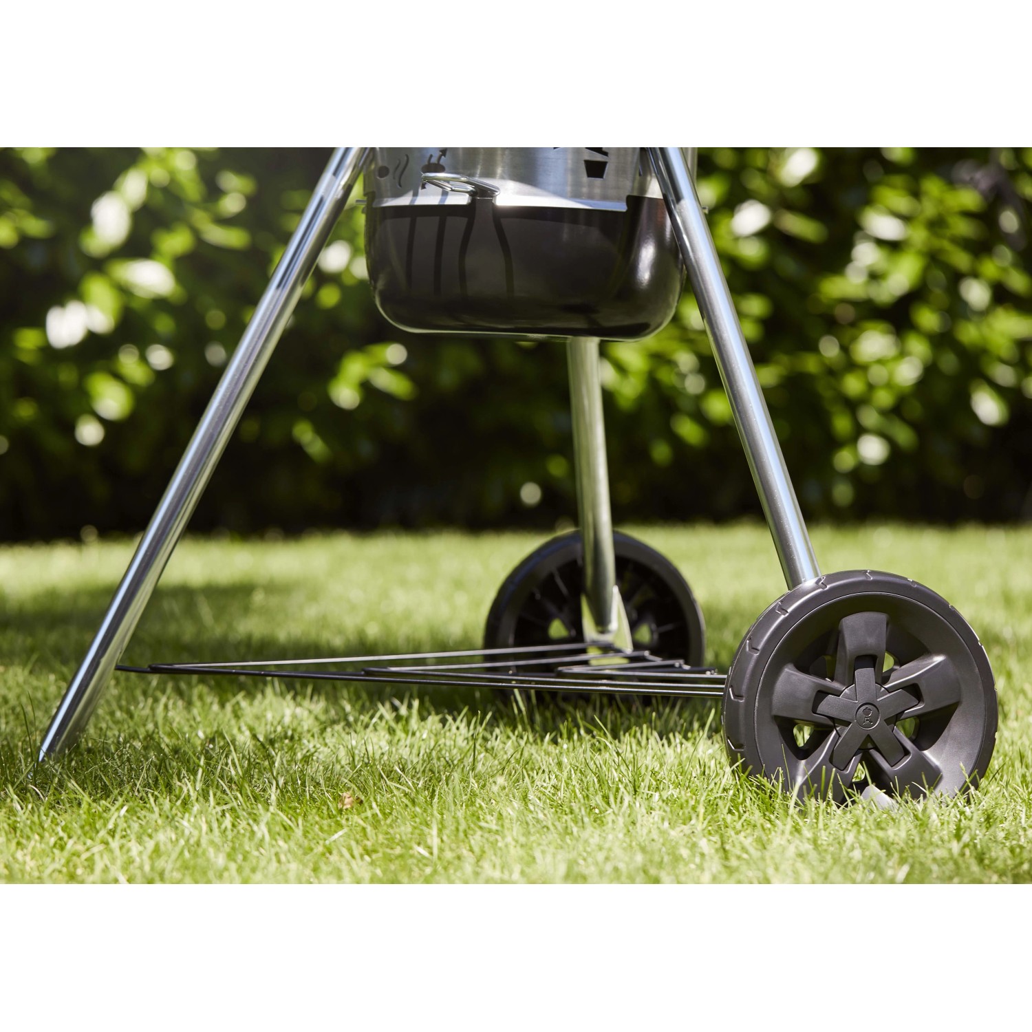 Weber barbecue a carbone Master-Touch Premium E-5770, dettaglio ruote e gambe.