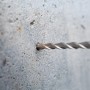 Punta per martello perforatore LUX HM SDS Plus che fora un foro in parete di cemento, diametro 5 mm.