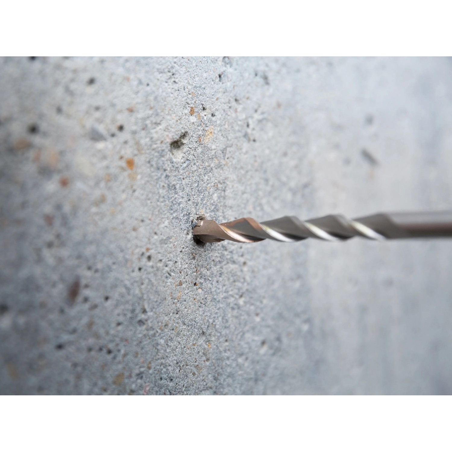 Punta per martello perforatore LUX HM SDS Plus che fora un foro in parete di cemento, diametro 5 mm.