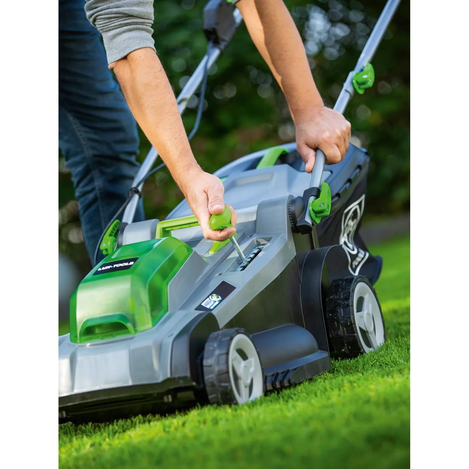 Set tosaerba a batteria LUX 40V con regolazione altezza taglio in uso su prato.