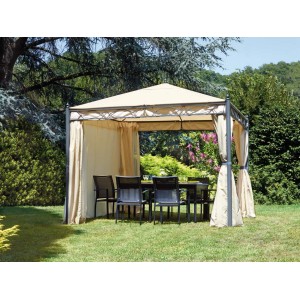 Gazebo beige con tende e set di sedute in giardino.
