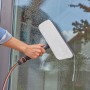 Gardena Cleansystem tergivetro con microfibra e labbro in gomma in uso.