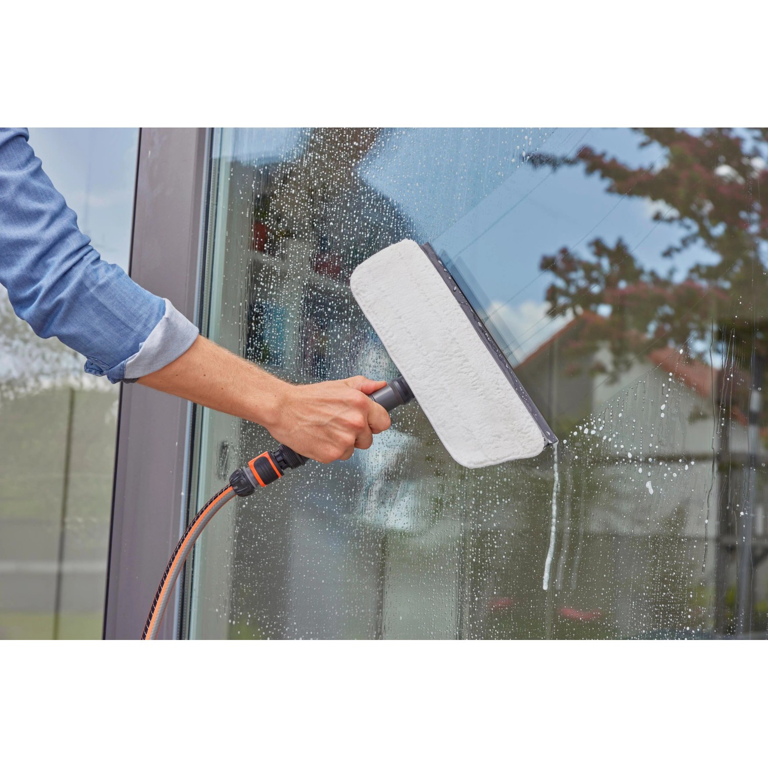 Gardena Cleansystem tergivetro con microfibra e labbro in gomma in uso.