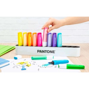 Evidenziatori Pantone colorati in un supporto, uno viene estratto da una mano.