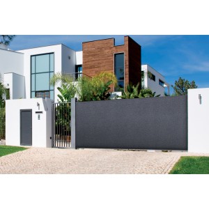 Cancello scorrevole e recinzione grigi di fronte a una casa moderna come schermatura e confine della proprietà.