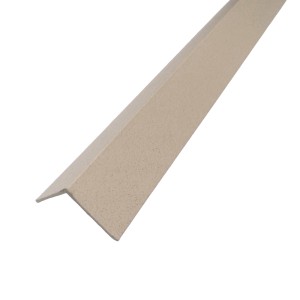 Dettaglio di un profilo angolare beige.