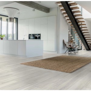 Stanza luminosa con piastrelle per pavimenti. Le Piastrelle per pavimenti sono posate con effetto legno.