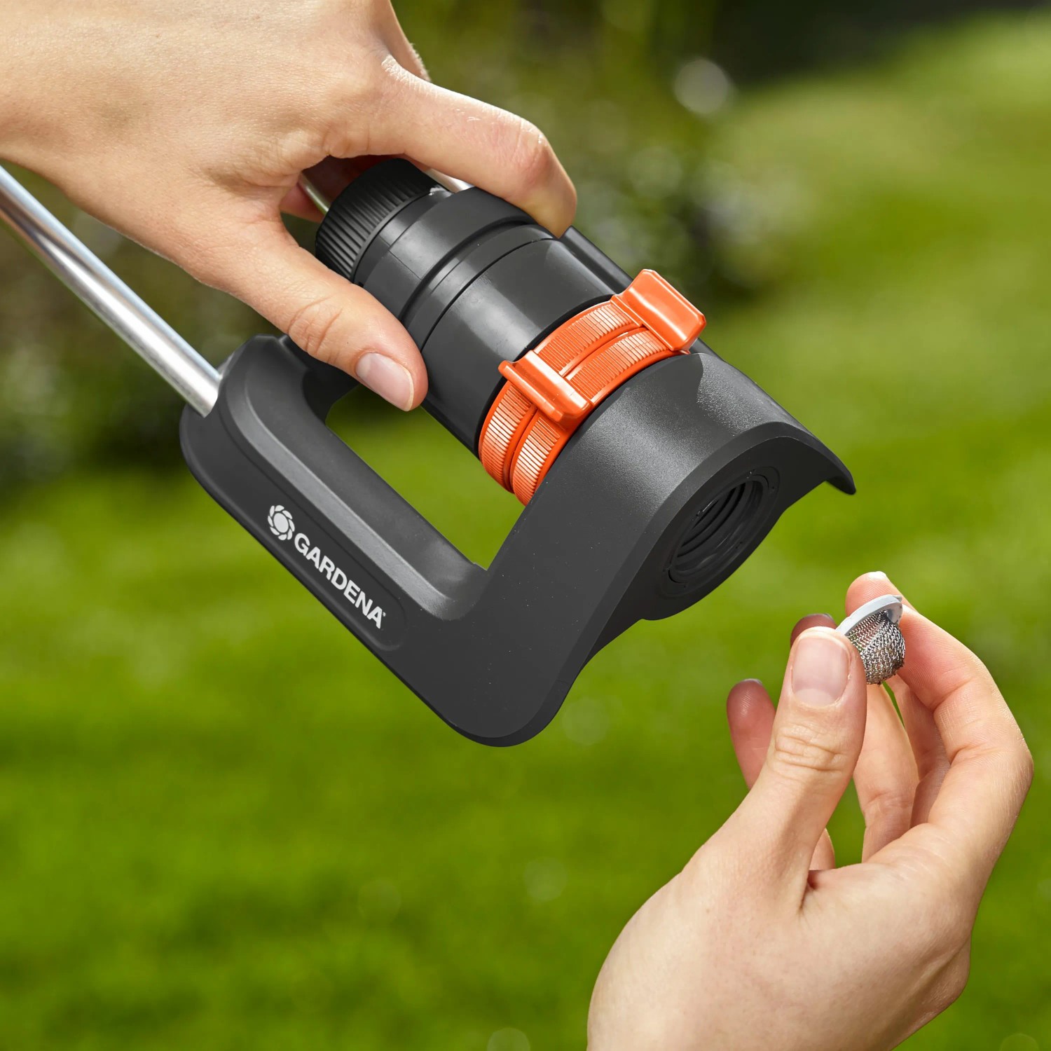 Irrigatore Gardena Aqua S 220 m²: mano inserisce il filtro nell'irrigatore.