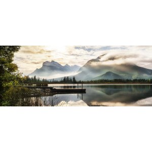 Quadri: Paesaggio con lago, montagne e pontile alla luce del mattino.