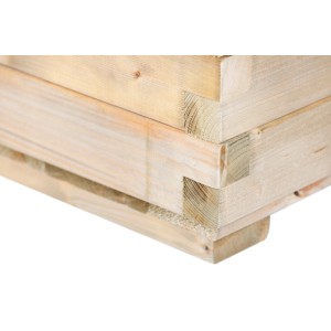 Dettaglio di una fioriera da esterno t.b.t. in legno, con focus sull'angolo di giunzione.