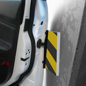 t.b.t. su portiera auto con segnaletica giallo-nera per proteggere dai danni da impatto.