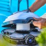 Robot piscina a batteria Orca 45 CL per la pulizia del fondo, con vano filtro aperto.