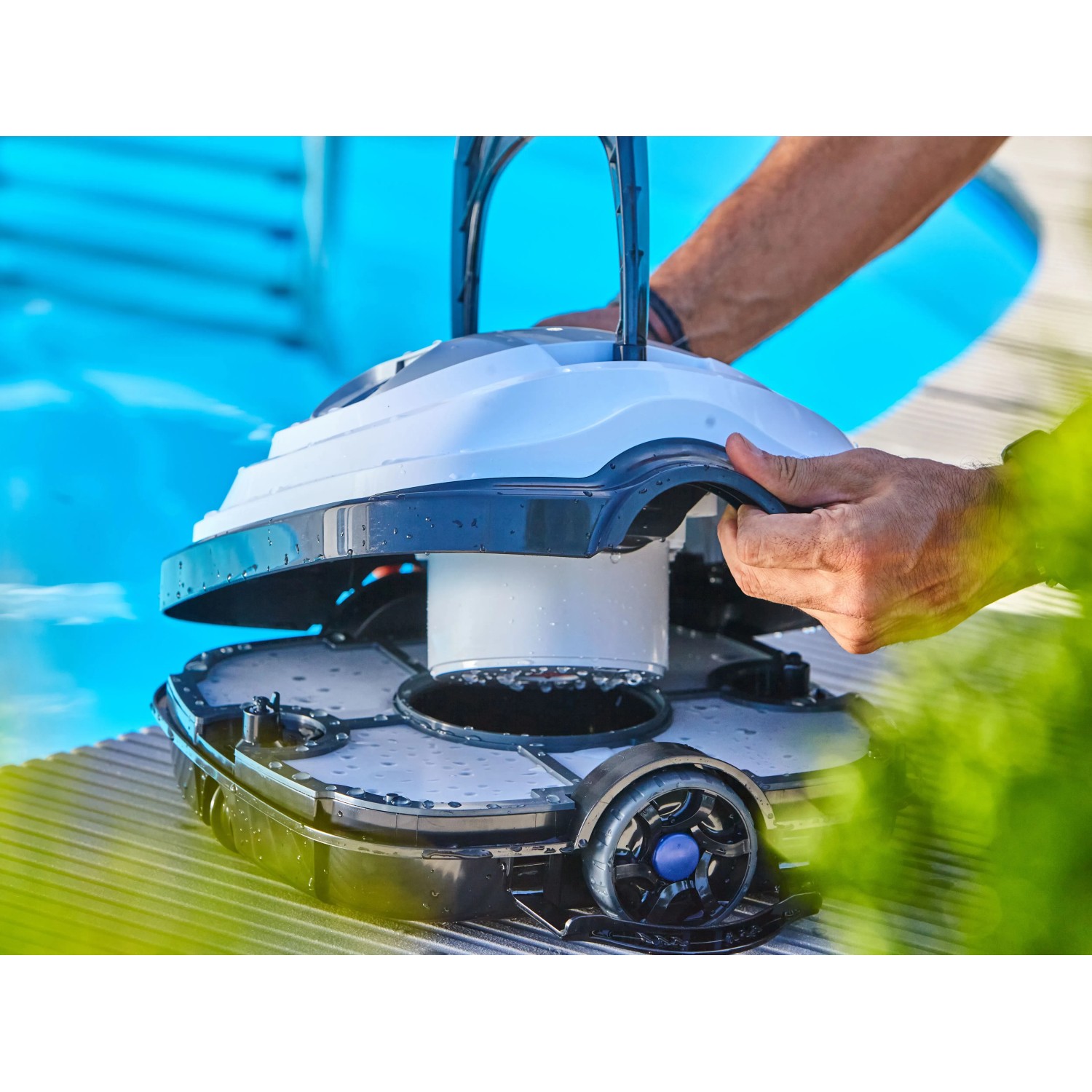 Robot piscina a batteria Orca 45 CL per la pulizia del fondo, con vano filtro aperto.