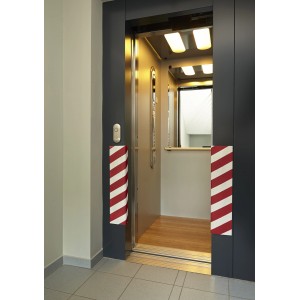 t.b.t. per portiera auto con strisce di avvertimento rosse e bianche come protezione bordi.