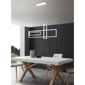 Moderna lampada a sospensione t.b.t. con forme geometriche bianche sopra il tavolo da pranzo.