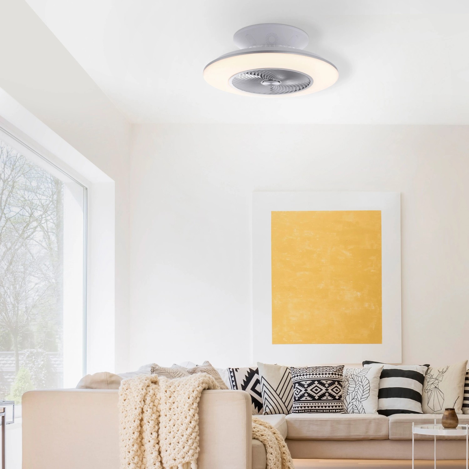 Plafoniera LED bianca Stralsund con ventilatore, Ø 50 cm, in soggiorno.