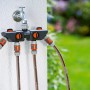 Distributore d'acqua Gardena con rubinetto e tre connessioni per irrigazione giardino.