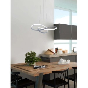 Moderna lampada a sospensione t.b.t. in argento e bianco sopra il tavolo da pranzo.