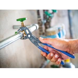 Pinza a pappagallo LUX MX Comfort 250 mm in uso su un tubo dell'acqua.