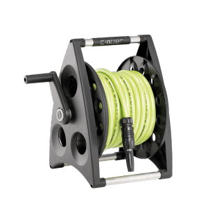 t.b.t. Avvolgitubo con tubo da giardino giallo arrotolato e lancia.