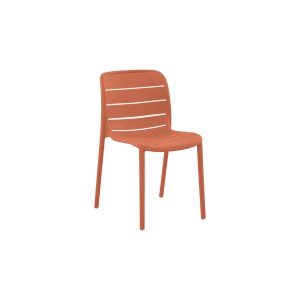 Sedia da giardino arancione con design a listelli per esterni.