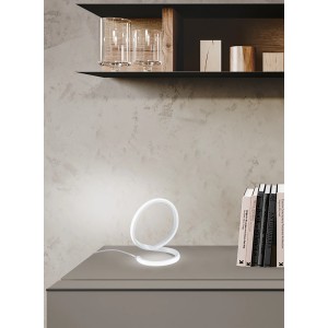 Moderna lampada da scrivania t.b.t. bianca a forma di anello.