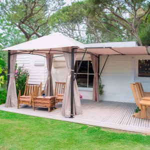 Gazebo t.b.t. con tende e area salotto su patio in giardino.