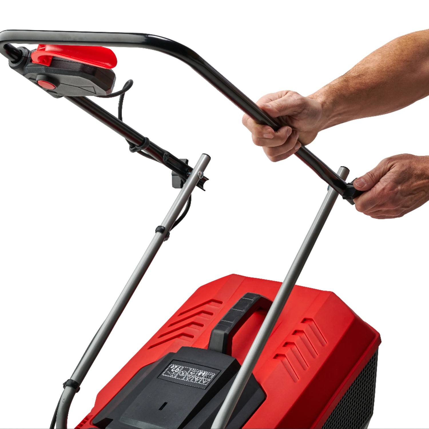 Dettaglio: Tagliaerba a batteria Einhell GE-CM 18/30 Li con mano sull'impugnatura.