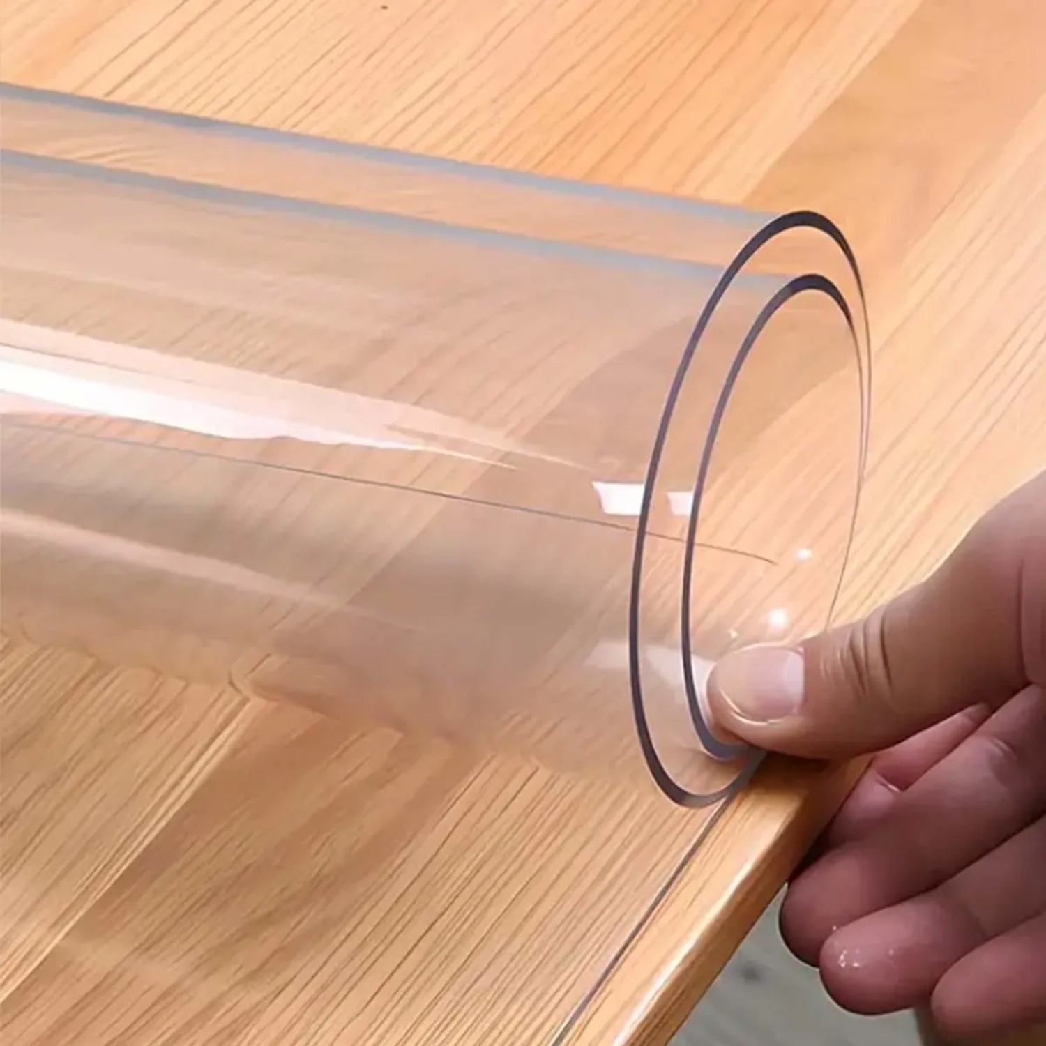 Protezione trasparente per tavolo su tavolo in legno, protegge da graffi e macchie.