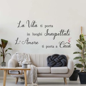 Adesivo murale con citazione italiana "La Vita ti porta..." come decorazione in soggiorno.