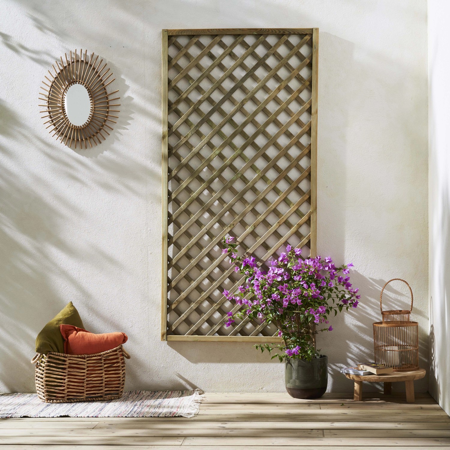 Grigliato in legno come elemento di recinzione da giardino con pianta e decorazione.