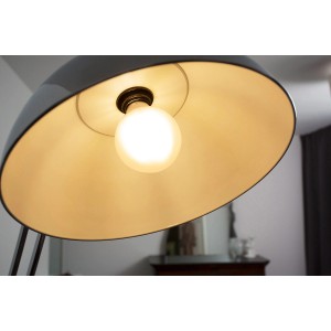 Lampadina LED Osram E27 a globo, 11W, luce bianca calda in una lampada.